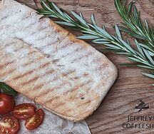 Чиабатта с индейкой,печеным перцем и соусом айоли