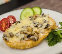 Стейк куриный с грибами и сыром 