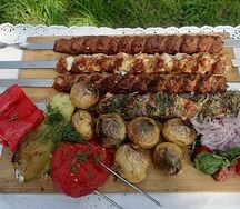 Люля-кебаб по-таварски с овощами и аджикой