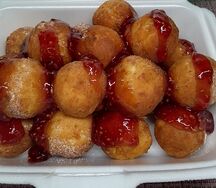 Пончики с вишневым джемом