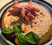 Яйцо с помидорами, сметаной и сосиской