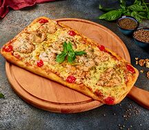 Турецкая пицца с курицей и соусом песто
