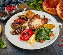 Стейк из семги с овощами
