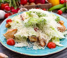 Салат Цезарь с курицей