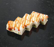 Сладкий ролл с карамельным соусом