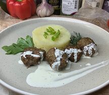 Meatballs (говядина, лук, сливки) с картофельным пюре под соусом блю чиз