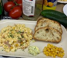 Скрембл с ветчиной и кукурузой