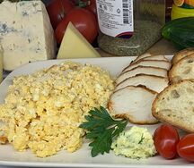 Скрембл с курицей и дорблю