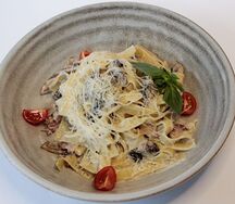 Феттуччине с грибами и беконом