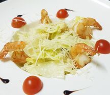Салат Цезарь с креветками