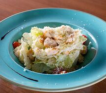 Салат Цезарь с курицей