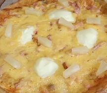Пицца с курицей и ананасом