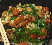 Wok c курицей и чукой