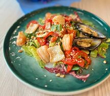 Салат с морепродуктами и авокадо