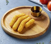 Сырные палочки с ягодным соусом