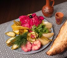 Букет из маринованных овощей