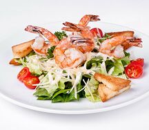 Салат Цезарь с креветками