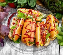 Хот-дог с растительной сосиской, овощами и кетчупом Hi