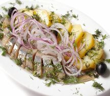 Отварной картофель с селедкой, маринованным луком и горошком