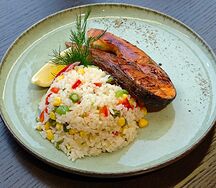 Сёмга гриль с рисом и овощами