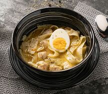 Куриный суп с лапшой и яйцом