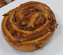 Улитка с вареной сгущенкой и арахисом