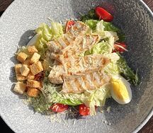 Салат Цезарь с цыпленком