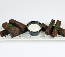 Гренки с пармезаном и соусом ранч