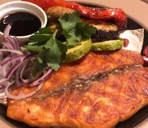 Стейк из сёмги с овощами на гриле