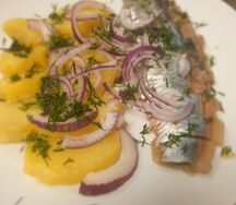 Селедка с отварной картошкой