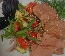 Овощной салат с говядиной и кунжутом