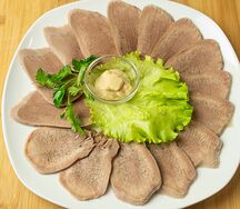 Язык отварной с хреном