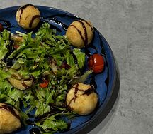 Салат теплый с сырными шариками 