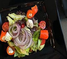 Салат Греческий с запеченным перцем и творожным сыром