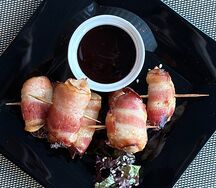 Куриное филе в беконе с брусничным соусом