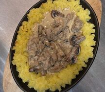 Кролик с грибами в сливочном соусе и картофельным пюре