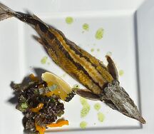 Стерлядь, запечённая с овощами