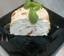 Меренговый рулет с малиной