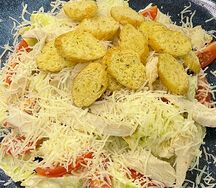 Салат Цезарь с курицей