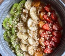 Каша с фруктами и дроблеными орешками