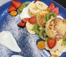 Сырники классические со сметаной и фруктами