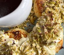 Сырники с малиновым соусом и фисташковым крем-чизом