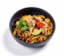 Вок с лапшой и курицей