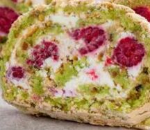 Фисташковый рулет с малиной