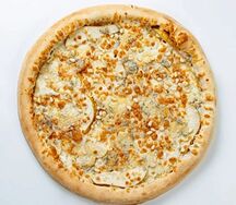 Пицца с грушей, сыром дорблю и кедровыми орехами