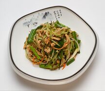 Салат из курицы, зеленого лука и грибов