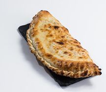 Кальцоне с курицей и грибами