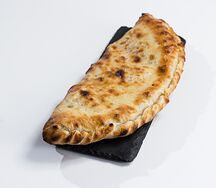 Кальцоне с грибами и шпинатом