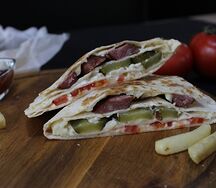 Кесадилья с охотничьими колбасками