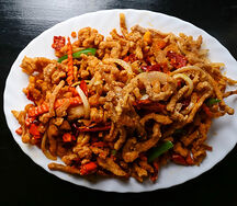 Свинина, жаренная соломкой с перцем